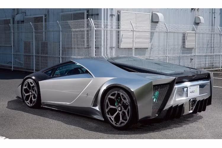 Dù có thân xe bằng sợi carbon nhưng chỉ có một phần nhỏ ở phía trước để lộ ra vân đặc trưng của loại vật liệu này, trong khi toàn bộ chiếc xe có màu sơn bạc đậm chất tương lai. Phần đuôi của Kode 0 khá giống với siêu xe Nhật Lexus LFA với ống xả xếp hình tam giác chính giữa cùng các lỗ tản nhiệt hai bên. Bộ mâm là chi tiết duy nhất không phải "hàng thửa" ở ngoại thất xe, khi là loại Vossen NV1 với đường kính trước/sau 20 và 21 inch.