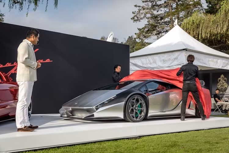Tại lễ hội xe "quý tộc" Concours'd Elegance được tổ chức ở Pebble Beach, Mỹ, mẫu siêu xe "hàng thửa" Kode 0 đã được chính thức ra mắt. Dựa trên cơ sở siêu xe Lamborghini Aventador, Kode 0 là "đứa con tinh thần" của Ken Okuyama - nhà thiết kế người Nhật đã từng làm việc cho Pininfarina và "chấp bút" ra những siêu phẩm như Ferrari Enzo.