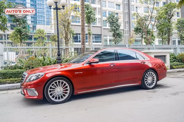 Nếu không tính các phiên bản Maybach hay Pullman "hàng thửa", mẫu xe Mercedes-AMG S65 hiện đang là chiếc S-Class mạnh mẽ và đắt tiền nhất hiện nay. Với giá lên tới 18,2 tỷ đồng, khiến nó trở thành "ước mơ ngoài tầm với" của đa số những fan Mercedes tại Việt Nam.