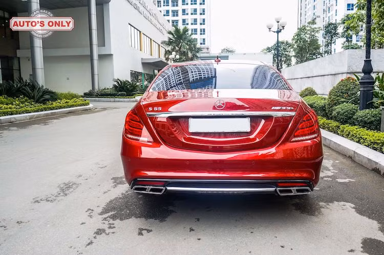 Ở phía sau, chiếc S-Class cũng được thay toàn bộ cản hậu bằng loại của S65 AMG. Ngay cả chụp ống xả hình bình hành đặc trưng của AMG cũng có mặt trên chiếc xe.