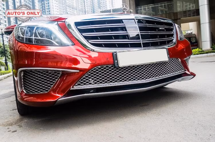 Bên cạnh "dàn ngoài", nội thất nguyên bản của S-Class vẫn được giữ nguyên. Trên thực tế, sự khác biệt bên trong cabin của S65 AMG so với những chiếc S-Class "full option" cũng không quá lớn. Hệ động lực của chiếc xe nguyên bản cũng không có sự thay đổi.