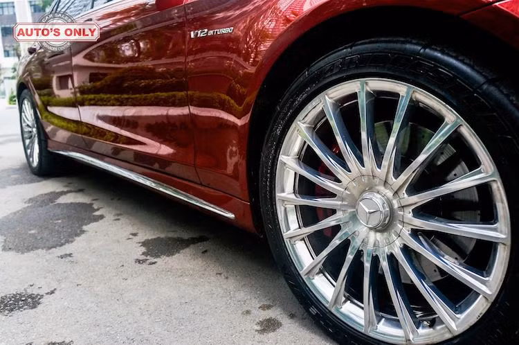 Bộ mâm đúc màu nhôm bóng của S65 AMG cũng đã được lắp hoàn hảo trên S-Class thường. Với thiết kế nhiều nan, bộ mâm này đã khiến cho chiếc xe ấn tượng và thể thao hơn mà không mất đi nét thanh lịch vốn có.