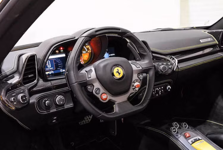 Dù có vẻ bề ngoài khác biệt hoàn toàn so với mẫu xe "nền tảng" của mẫu xe 458 Speciale nhưng bên trong nội thất, Sergio lại gần như giống hoàn toàn so với "người anh em". Chi tiết khác biệt rõ nét nhất của chiếc xe là bảng tên chữ Sergio nằm trên bảng táp-lô.