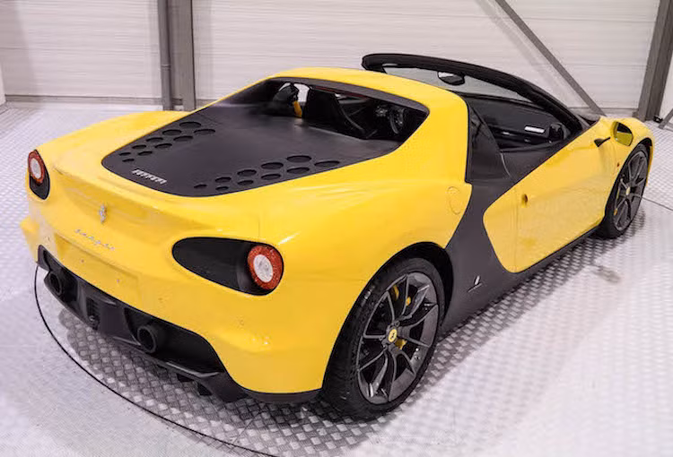 Thay vì mui kín, chiếc xe nay đã có dạng mui trần targa. Mỗi chiếc Ferrari Sergio đều có thân xe chia làm 2 tông màu rõ rệt, phần đầu dẹt đậm tính khí động học và đuôi xe hoàn toàn mới. Điểm chung duy nhất ở ngoại thất của xe so với 458 Speciale thường là bộ mâm đúc.