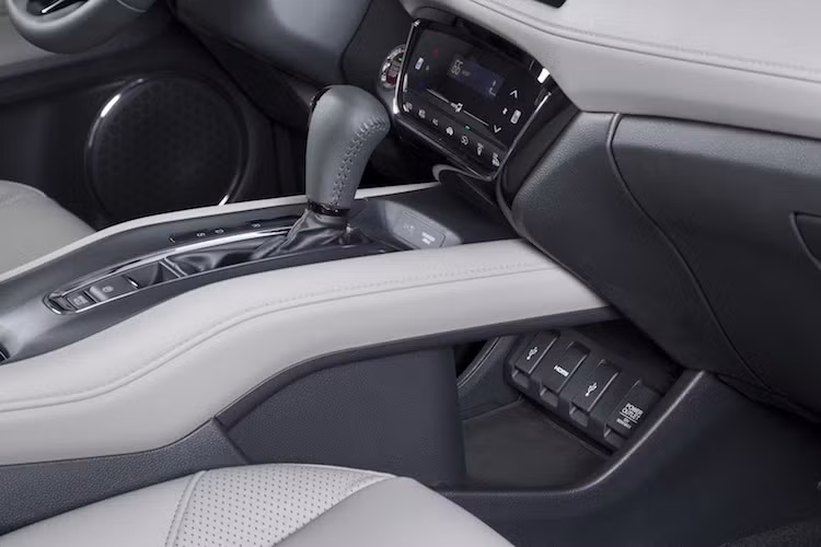 Mọi phiên bản của xe đều được trang bị sẵn hệ thống hỗ trợ leo dốc, ổn định điện tử, đo áp suất lốp trong khi 2 phiên bản cao cấp EX và EX-L Navi còn có hệ thống kiểm soát làn đường Honda Lane Watch.