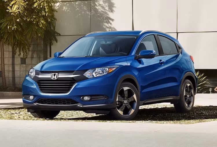 Về thiết kế, Honda HR-V 2018 không có sự thay đổi nào so với đời 2017. Trên phiên bản mới nhất này, Honda chỉ bổ sung cho ngoại thất của xe màu xanh Aegean Blue Metallic trên một số phiên bản cao cấp và mâm đúc 5 cánh 2 tông màu với thiết kế mới thể thao hơn.