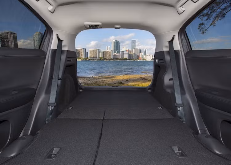 Khoang hành lý của xe có thể tích đứng đầu phân khúc với 437 lít, hơn EcoSport tới hơn 40 lít. Nếu gập hàng ghế sau của HR-V lại hoàn toàn, thể tích khoang hành lý sẽ lên tới 1032 lít, bỏ xa EcoSport tới 327 lít. Hàng ghế sau của chiếc xe có thiết kế đặc biệt, được Honda gọi là MagicSeat.