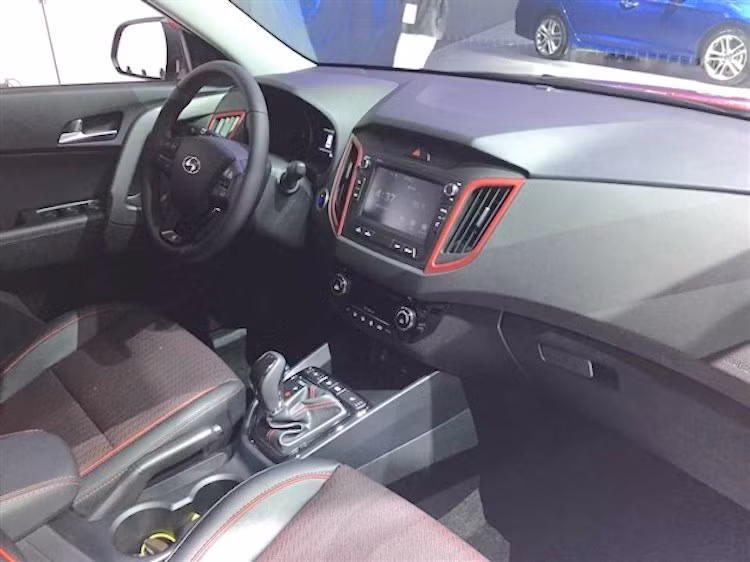 Dù vẫn có nội thất với nhiều chi tiết bằng nhựa rẻ tiền nhưng nhờ có một số tùy chọn màu mới, Creta phiên bản 2018 có cabin trông "sang" hơn. Hệ thống thông tin giải trí của xe đã được nâng cấp với tính năng định vị và hỗ trợ kết nối smartphone qua các giao thức như Apple CarPlay hay Android Auto.