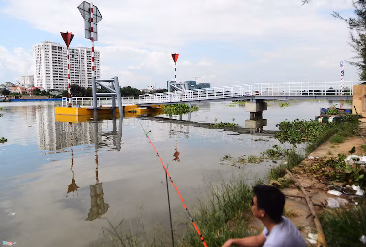Bến Thanh Đa nằm sâu trong cư xá Thanh Đa từ ngoài đường vào khoảng 1 km.