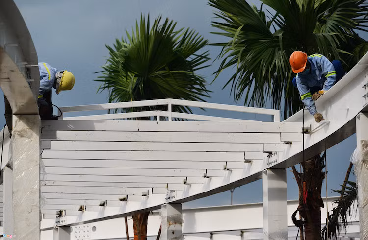 Công nhân lắp khung sắt lợp mái che lối đi bộ dẫn vào bến. Ông Nguyễn Kim Toản, Giám đốc Công ty TNHH Thường Nhật (chủ đầu tư dự án) cho biết đơn vị này sẽ tiến hành hạ thủy vận hành kỹ thuật tuyến vận tải hành khách công cộng bằng đường thủy đầu tiên ở TP.HCM vào ngày 21/8 tại bến Bạch Đằng.