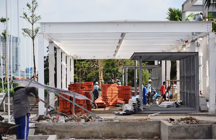 Sau khoảng 1 tháng xây dựng, hiện bến buýt sông này vẫn còn khá ngỗn ngang với nhiều hạng mục đang được gấp rút thi công như mái che, nhà chờ...