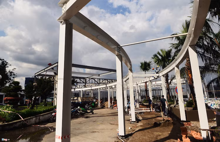 Lối đi bộ vào bến có hai đường được dựng mái che bằng những khung sắt kiên cố.