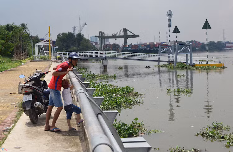 Bến cuối Linh Đông nằm cuối đường số 36 nhưng từ đầu đường Kha Vạn Cân đi vào khoảng 1 km. Theo Sở GTVT TP.HCM, các vị trí làm bến bãi của tuyến buýt đều bố trí bãi giữ xe cho hành khách và một số bến đã có kết nối với đường bộ bằng xe buýt.