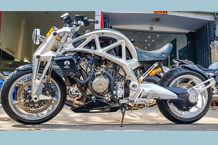 Ngày nay, người yêu xe biết tới hãng Ariel tới từ Anh Quốc nhờ những chiếc ôtô đua "siêu tối giản" nhưng trước đây, hãng xe này đã từng sản xuất môtô. Vào năm 2014 tại lễ hội tốc độ Goodwood, Ariel đã "trở về nguồn cội" bằng việc ra mắt mẫu siêu môtô Ariel Ace "hàng thửa" với số lượng sản xuất chỉ từ 100-150 chiếc.
