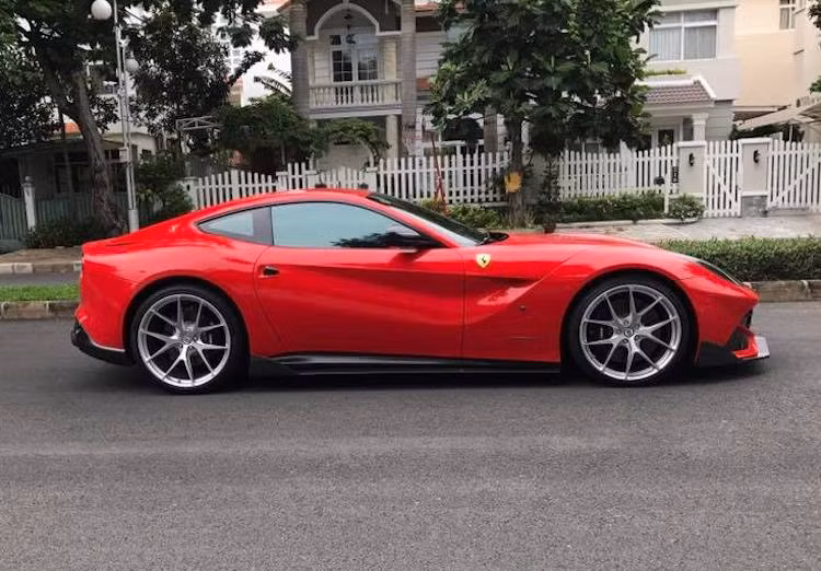 Chiếc siêu xe F12Berlinetta của đại gia Cường Đô La là chiếc thứ 5 thuộc dòng này được nhập về Việt Nam. So với những chiếc F12Berlinetta khác tại Việt Nam, nó có điểm đặc biệt là được độ sẵn bộ mâm HRE R101 được tiện CNC nguyên khối từ hợp kim nhôm siêu nhẹ, với đường kính lên tới 22 inch.