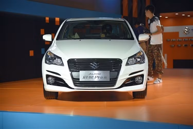 So với Ciaz phiên bản hiện tại, Alivio Pro sở hữu phần đầu với thiết kế mới. Trong đó, lưới tản nhiệt trước của xe đã được kéo rộng xuống thành hình thang như những chiếc Audi cách đây 10 năm, cùng với cản trước được thiết kế lại hoàn toàn khiến cho Alivio Pro trông khỏe mạnh và cao cấp hơn.