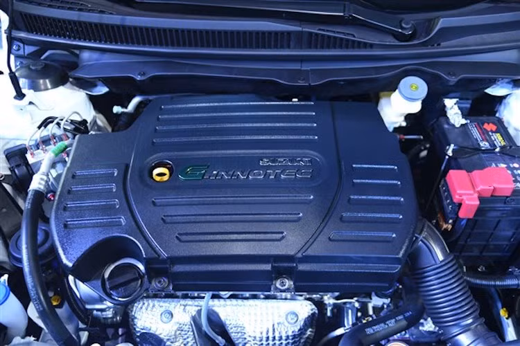 Về động cơ, thay vì phiên bản máy 1.4l, Alivio Pro sở hữu động cơ 1.6l 4 xi-lanh thẳng hàng nạp khí tự nhiên G-INNOTEC VVT mới với công nghệ điều khiển van biến thiên, đem tới công suất tối đa 121 mã lực và mô-men xoắn cực đại 158 Nm. Xe dẫn động cầu trước và có 2 lựa chọn hộp số ưu việt hơn: số sàn 5 cấp hoặc tự động 6 cấp.