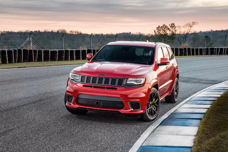Từng được đồn đại khá nhiều trước đây, mẫu siêu xe SUV Jeep Grand Cherokee Trackhawk đã được hãng xe địa hình Jeep "hiện thực hóa". Dựa trên bản thể thao Grand Cherokee SRT trước đó, phiên bản Trackhawk đã chính thức trở thành mẫu SUV sản xuất hàng loạt mạnh nhất Thế giới