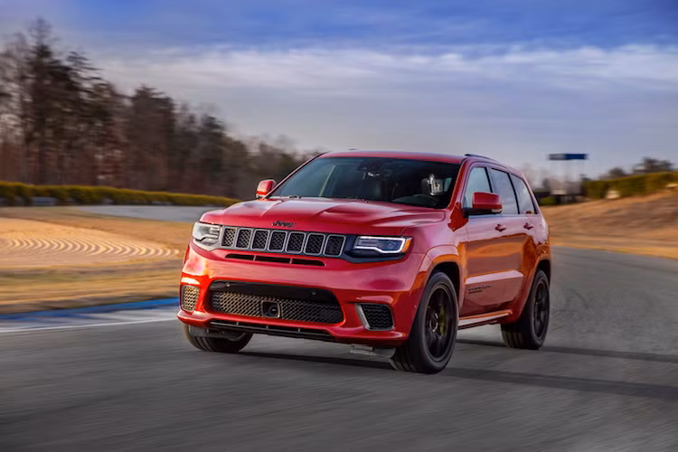 Nằm dưới nắp ca-pô của Grand Cherokee Trackhawk, Jeep đã lấy khối động cơ V8 6.2l siêu nạp với công suất tối đa lên tới 707 mã lực và mô-men xoắn cực đại 874 Nm từ Dodge Challenger hay Charger Hellcat. Bên cạnh đó, hộp số tự động 8 cấp Torqueflite từ những siêu xe cơ bắp này cũng xuất hiện trên Track Hawk, nhưng có thêm chế độ Track Mode với thời gian chuyển số chỉ 160 mili giây.