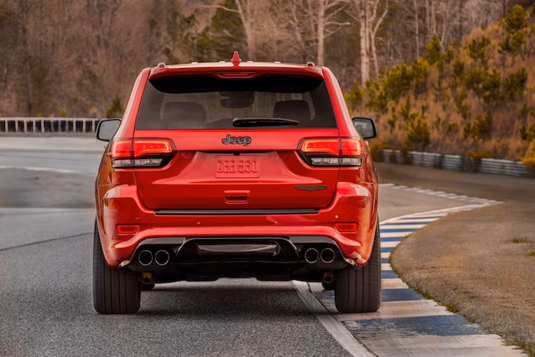 Những thay đổi ở hai bên thân xe của Trackhawk chỉ bao gồm các logo mới nằm trên cửa trước cùng bộ mâm 5 cánh kép với tùy chọn sơn đen bóng hoặc 2 tông màu. Ở phía sau, chiếc xe cũng có cản hậu mới, cặp đèn hậu LED và hệ thống xả kép nằm đối xứng 2 bên.