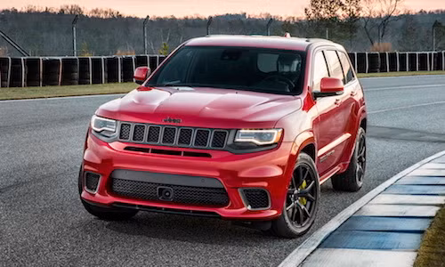 Khách hàng có thể đặt cọc cho Jeep Grand Cherokee Trackhawk tại mọi đại lý chính hãng của Jeep trên toàn thị trường Mỹ kể từ 10/8/2017 tới. Giá bán khởi điểm của chiếc xe là 86.985 USD (tương đương 1,97 tỷ đồng).