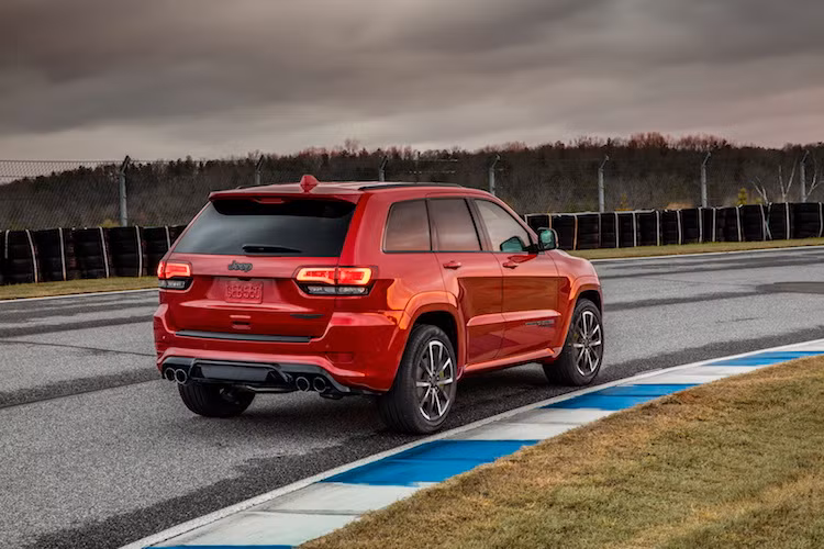 Để có thể hãm được Grand Cherokee Trackhawk từ tốc độ cao, Jeep đã trang bị cho chiếc xe hệ thống phanh với heo Brembo 6 pis ở bánh trước và 4 pis ở bánh sau, đi kèm đĩa phanh đường kính trước 40 cm và sau 35 cm. Chính vì vậy, chiếc xe có thể dừng từ tốc độ 100 km/h chỉ trong 34,75 mét.