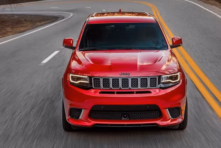 So với Grand Cherokee SRT, Grand Cherokee Trackhawk đã có khá nhiều thay đổi ở phần ngoại thất. Chiếc xe sở hữu cản trước hoàn toàn mới với các khe hút gió làm mát nhiều hơn, lớn hơn và thiết kế tương tự các dòng xe "cơ bắp" Hellcat. Trong khi đó, phía trên nắp ca-pô cũng đã được "trổ" thêm các khe thoát nhiệt mới.