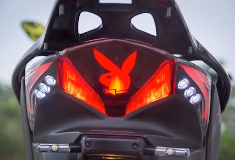 Đèn sau cũng đã được nâng cấp lên đèn LED, kèm theo 2 xi-nhan Rizoma Graffio chế thêm ở dưới đèn soi biển số.