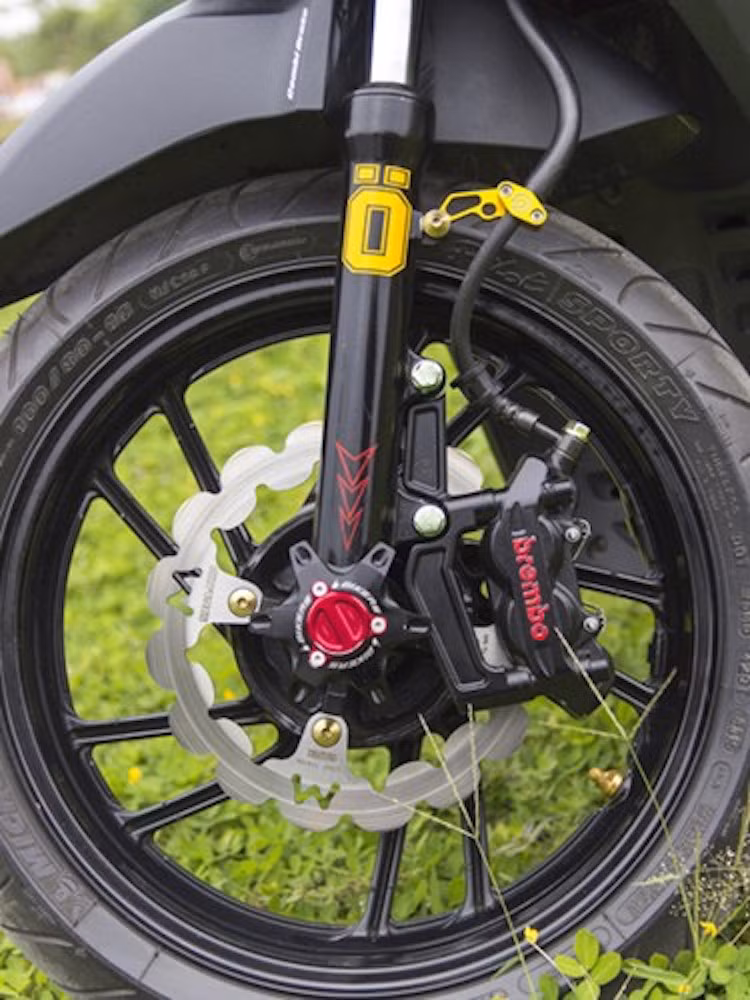 "Dàn chân" trước nổi bật với đĩa hoa MegaPro, phanh Brembo 4 pis thao xe Ducati 848 và ốc vặn trục xe Bikers.