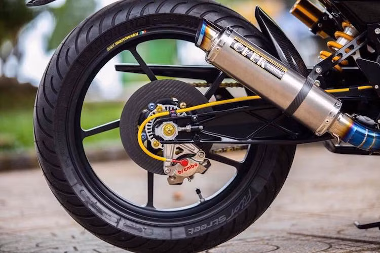 Bên cạnh phuộc, bộ lốp Michelin Pilot Street cũng góp phần ổn định chiếc xe trên đường. Ở phía sau, bộ gắp KTM Duke 390 cứng cáp đã thay thế cho gắp nguyên bản của Exciter 150. Hệ thống phanh sau cũng được độ lại khá "khủng" với đĩa phanh bằng sợi carbon và heo Brembo 2 pis nickel.