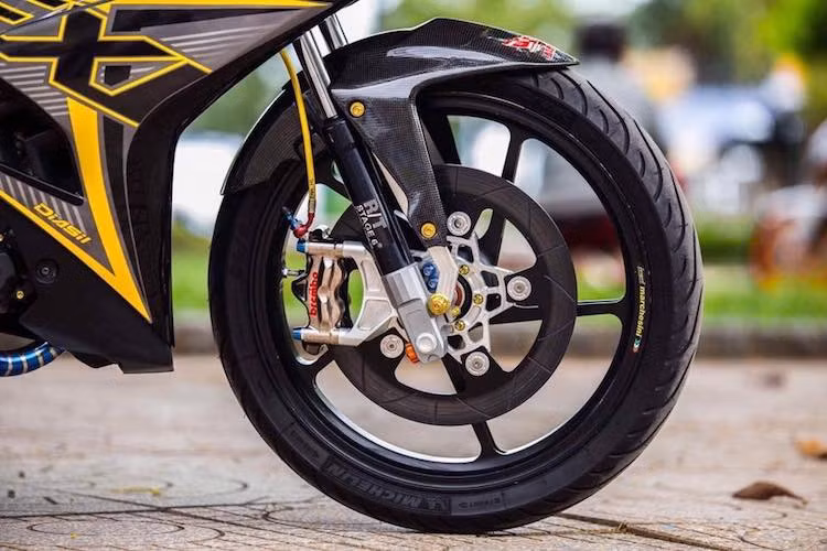Trên bản độ này, nổi bật nhất phải kể tới cặp mâm Marchesini 5 cây hợp kim siêu nhẹ vốn có nguồn gốc từ xe đua tại thể thức Moto3. Ở phía trước, "dàn chân" của chiếc xe đã được độ lại cực "khủng" với vỏ phuộc Stage 6, heo phanh Brembo GP4RX 4 piston, dây dầu Earl's và đĩa phanh gốm-carbon với lòng CNC.
