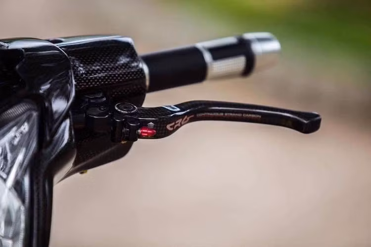 Trong khi đó, bên phải tay lái cũng đã được chủ xe thay tay côn CRG bằng sợi carbon siêu nhẹ. Cả 2 bên tay lái đều sử dụng bao tay Rizoma Lux cùng gù Rizoma.