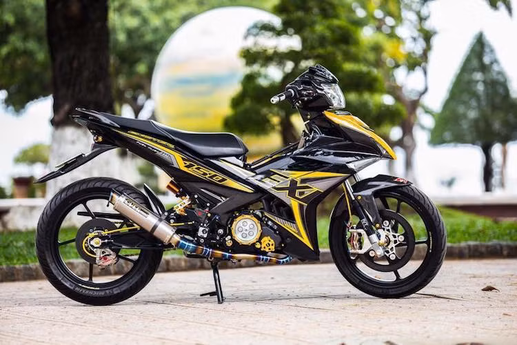 Lấy cảm hứng từ những chiếc xe đua và sportbike, superbike khác nhau của Yamaha, thế hệ Yamaha Exciter 150 ra mắt cách đây hơn 2 năm đã sở hữu thiết kế đột phá và thể thao hơn nhiều so với "người tiền nhiệm" Exciter 135. Kiểu dáng thể thao của chiếc xe đã trở thành "nguồn cảm hứng" để các biker Việt tạo ra vô số bản độ khác nhau từ Exciter 150.