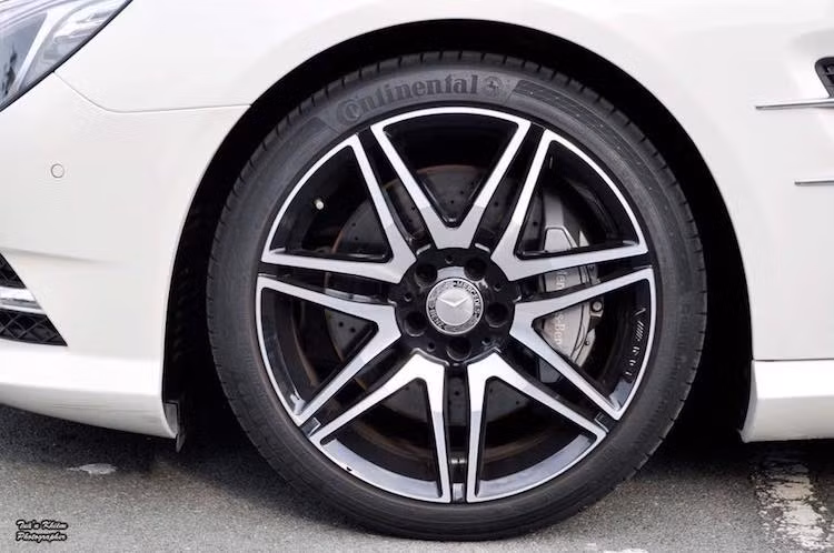 Mercedes cũng đưa ra những lựa chọn mâm 19 inch AMG mới cho SL 2Look Edition. Chiếc SL400 2Look Edition tại Việt Nam này có mâm 7 cánh kép 2 tông màu đen/kim loại phay bóng. Đây là mâm tùy chọn và khách hàng sẽ phải bỏ thêm tiền mới có thể sở hữu nó.