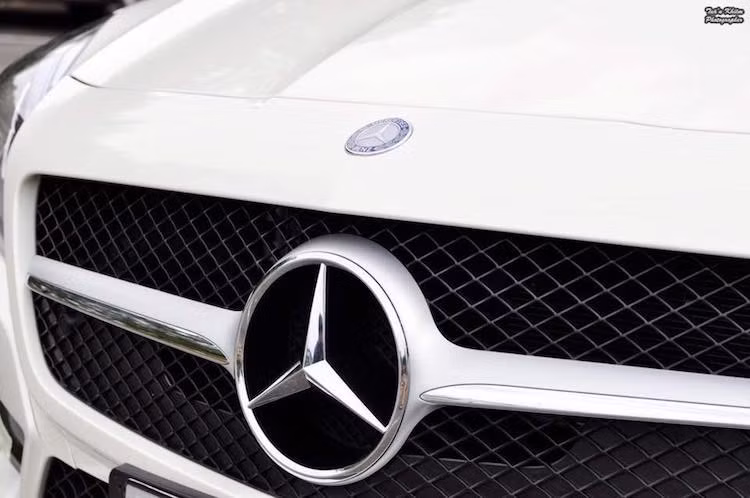 Phiên bản SL400 2Look Edition thuộc thế hệ thứ 6 trước đợt nâng cấp giữa vòng đời của dòng SL. Chính vì vậy chiếc xe vẫn mang "bộ mặt" với thiết kế góc cạnh hơn, không giống như phiên bản SL hiện tại đã được "pha trộn" ngôn ngữ thiết kế Sensual Purity mới. Tuy nhiên vẫn giữ "truyền thống" từ các thế hệ đầu tiên, xe có lưới tản nhiệt lớn với logo Mercedes nằm chính giữa và thanh ngang chạy xuyên qua.