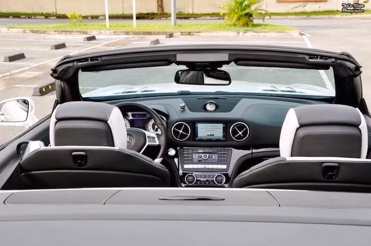 Là một mẫu xe mui trần của Mercedes, SL400 2Look Edition cũng sở hữu hệ thống thổi khí ấm quanh cổ người lái &amp; hành khách AIRSCARF và chống gió lùa khi mở mui. Bộ mui của xe là mui kính và có khả năng đổi màu sáng/tối. Không chỉ có đầy đủ các tiện nghi như ghế chỉnh điện hoàn toàn, dàn âm thanh Harman/Kardon...