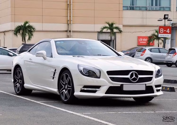 Dòng SL của Mercedes được trang bị bộ mui xếp cứng, khiến tất cả các phiên bản sẽ có kiểu dáng của một chiếc coupe bình thường khi đóng mui hoàn toàn. Khi gấp gọn, mui xếp của xe sẽ được giấu trong khoang hành lý có thể tích 504 lít, khiến bề rộng bị giảm xuống chỉ còn 364 lít. Sau khi mở nắp khoang hành lý, mui xếp sẽ tự động mở nghiêng lên để giúp chất dỡ đồ đạc dễ dàng hơn.