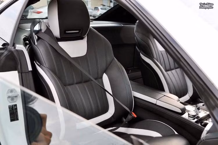 Giống như ngoại thất, nội thất của SL400 2Look Edition cũng được hoàn thiện trong 2 tông màu tương phản sáng/tối. Toàn bộ cabin xe được bọc trong da Designo Nappa cao cấp, với tông màu đen kết hợp trắng ngọc Platinum White Pearl. Các thảm trải sàn của xe có gắn logo AMG.