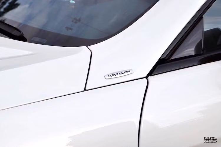 SL 2Look Edition được Mercedes giới thiệu vào năm 2014 tại triển lãm Geneva, cùng với phiên bản CarbonLook của dòng SLK nhỏ hơn. So với SLK CarbonLook, SL 2Look Edition trông thanh nhã hơn, nhưng vẫn có một loạt các chi tiết "cộp mác" AMG và nổi bật với màu sơn tương phản.