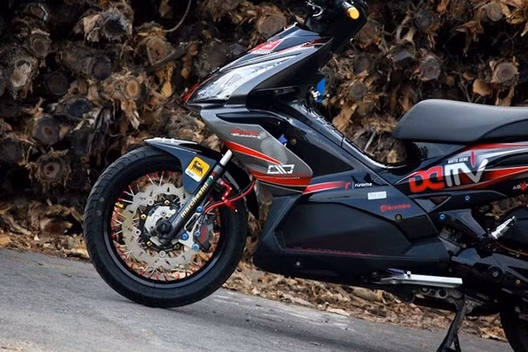 Không chỉ có bánh căm, chiếc xe còn được trang bị cặp lốp Michelin để có độ bám đường cao hơn. Hệ thống phanh trước cũng được độ lại khá "khủng" với đĩa Galfer và heo Brembo Billet 2 pis đối xứng, lắp vào vỏ phuộc nguyên bản của Air Blade nhờ pad nhôm CNC sắc sảo.