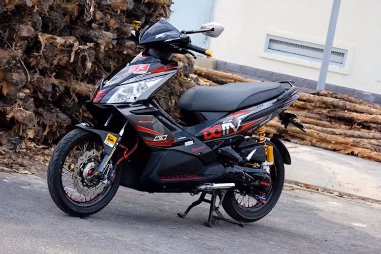 Thuộc thế hệ đầu tiên, chiếc xe tay ga Honda Air Blade 110 Thái Lan đã được người chơi Bình Dương "dọn kiểng" đẹp mắt với nhiều phụ tùng có giá trị.