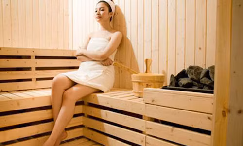 Choang vi khuyen tai cua vo roi trong buong tam nha ong hang xom