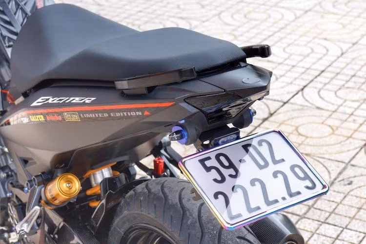 Để tạo dáng thể thao cho chiếc xe, toàn bộ xi-nhan cùng chắn bùn nguyên bản đã được thay bằng pad rút gọn, trong khi tay xách nguyên bản nhường chỗ cho cặp tay nhôm CNC sắc sảo hơn. Biển số đẹp "tứ quý" 22229 càng khẳng định "chất chơi" của chiếc Exciter này.