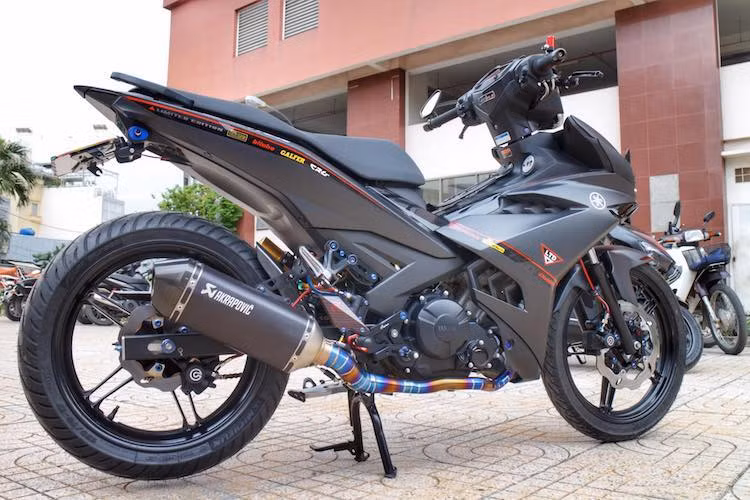 Dù có vẻ ngoài tương tự những chiếc Exciter phiên bản đen nhám đặc biệt nguyên bản, tuy nhiên bản độ Yamaha Exciter 150 của một biker Sài Gòn lại có chi phí "khủng" do lắp nhiều đồ chơi "hàng hiệu" và kèm theo biển số khá đẹp. Ước tính tổng giá trị các phụ tùng độ trên xe đắt ngang với một chiếc Exciter "đập thùng".