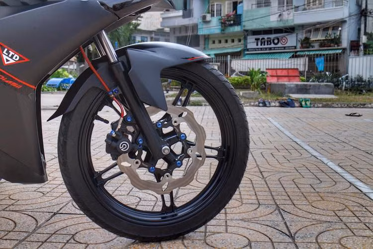 Bộ mâm với thiết kế 5 cánh kép nguyên bản của Exciter 150 cũng hoàn toàn không có sự thay đổi. Tuy nhiên cả lốp trước và sau của xe đã được thay bằng loại Michelin Pilot Street cho độ bám đường cao. Hệ thống phanh trước của xe được nâng cấp với heo Brembo logo lớn lấy từ phanh sau BMW S1000RR và đĩa Galfer.