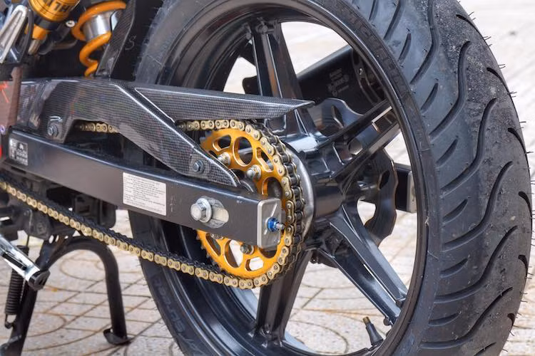 Sức mạnh của động cơ được truyền tới bánh sau thông qua đĩa tải CNC và xích DID. Ở khu vực bánh sau, chắn xích bằng sợi carbon khiến cho vẻ ngoài của chiếc Exciter càng trở nên thể thao hơn.