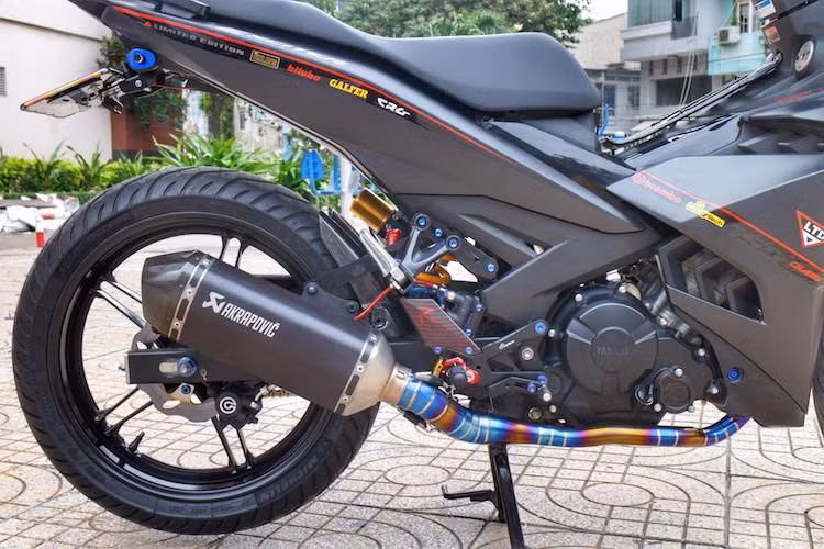 Khối động cơ nguyên bản của Exciter 150 cũng không có sự thay đổi trong kết cấu, với dung tích thực 149 cc, xi-lanh đơn, xú páp đơn và 4 van. Tuy nhiên hệ thống xả của xe đã được nâng cấp "full system" nhờ cổ pô titan và lon pô Akrapovic.