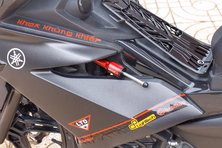 Cũng nhằm khiến cho chiếc xe Exciter độ độc này có khả năng vận hành ổn định hơn, một cây trợ lực Bitubo đã được lắp ở bên lườn xe. Bộ vỏ nguyên bản của Exciter nay đã có màu đen nhám, sơn lại theo phong cách phiên bản Matte Black đặc biệt từ chính Yamaha Việt Nam.