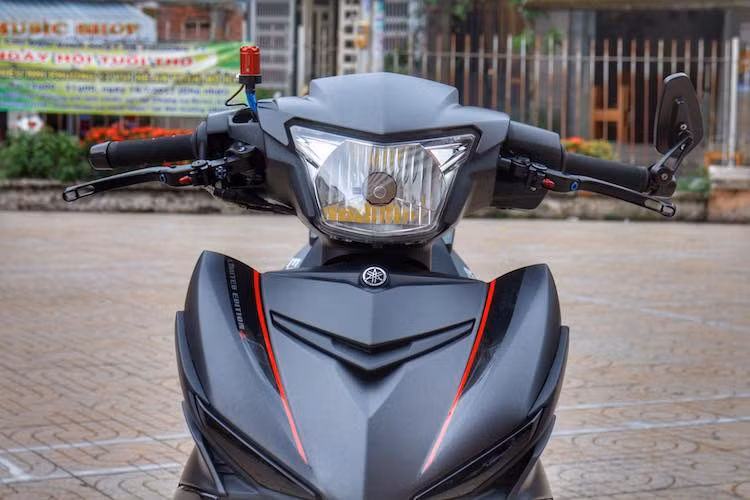 Bắt đầu từ phía trước, phần đầu nguyên bản của chiếc xe được giữ nguyên, chỉ có đèn demi và đèn xi-nhan dán lại chóa màu đen "ngầu" hơn. Nằm ở phía trên tay lái là một loạt các món "đồ chơi" hàng hiệu như cùm phanh Brembo Rossi, cặp tay côn/phanh CRG, gương hậu gắn gù CRG, bao tay Domino và cặp gù carbon nằm ở cả hai bên tay lái.