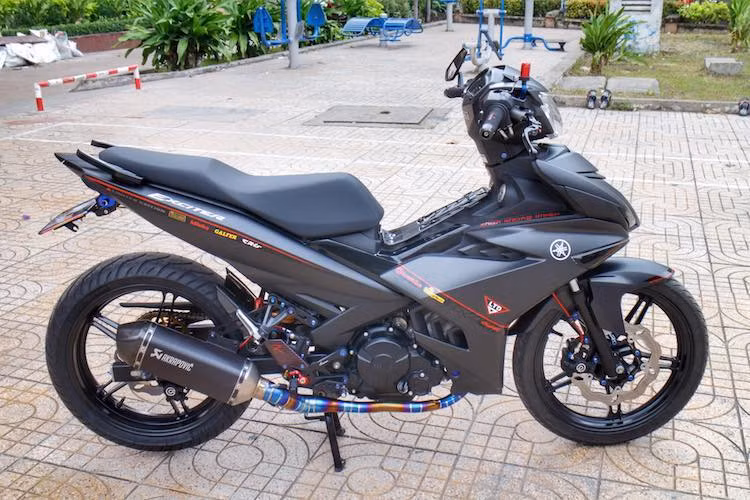 Chủ của chiếc Exciter trong bài viết này đã chọn cách chơi xe thứ hai, khi giữ lại toàn bộ "dàn chân" lẫn thân vỏ nguyên bản của chiếc xe. Tuy nhiên bản độ này vẫn được người chơi xe đánh giá là "chất" do sở hữu một loạt các món phụ tùng cao cấp, có giá trị cao.